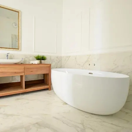 Luxury By Hi5 - Bazilika Apartment Budapest
